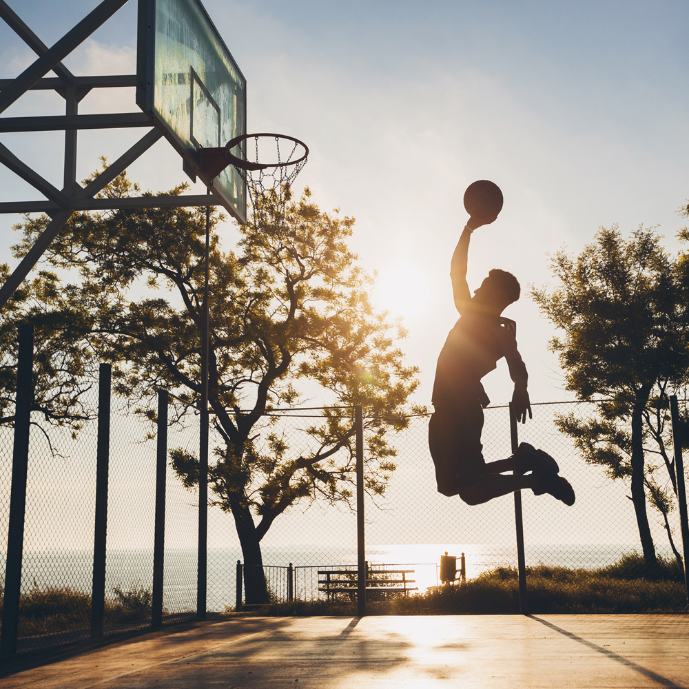 homem jogando basquete