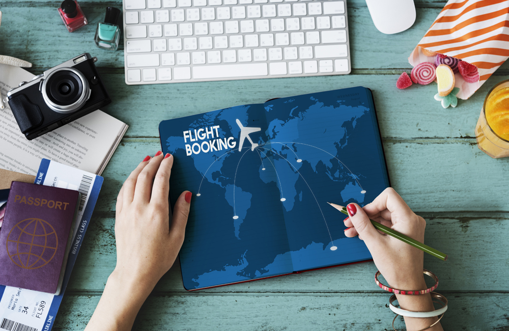 Seguro viagem internacional Canadá - pessoa escrevendo em um caderno